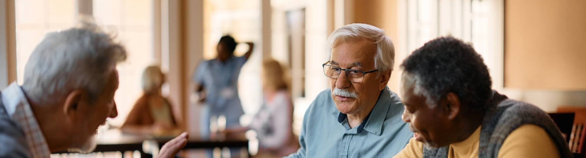 Ouderen mensen spelen een schaakspel