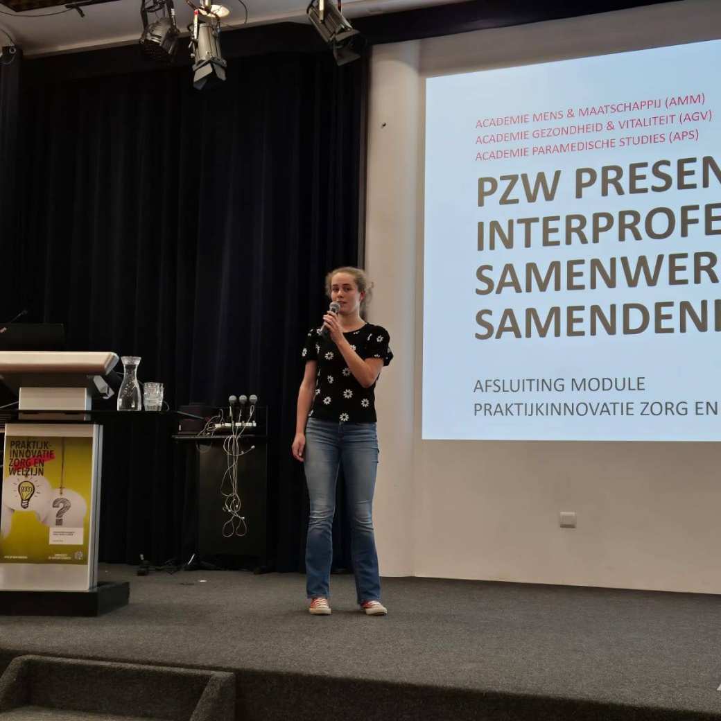 Sandra Kees, studente Logopedie als dagvoorzitter van het symposium PZW Presenteert