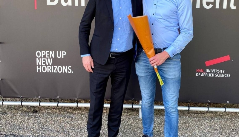 Lucas Verhofstad en Rob Verhofstad bij afstuderen Lucas.