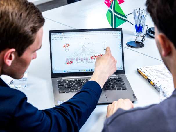 De Technische Bedrijfskunde studenten Derk en Jort in overleg over een grafiek.