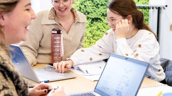 AMM LLO vier studenten werkend lachend iets uit
