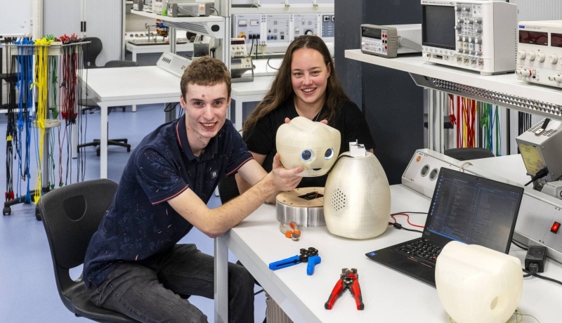 Studenten Embedded Systems Engineering laten zorgrobot zien