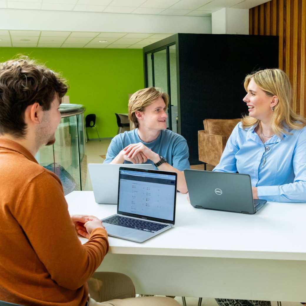 HAN Logistiek studenten in overleg