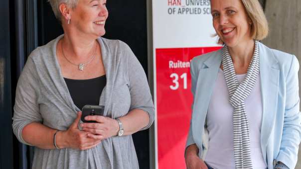Post-hbo Bedrijfskunde, praten, lopen, buiten, draaideur, Ruitenberglaan 31, 2022