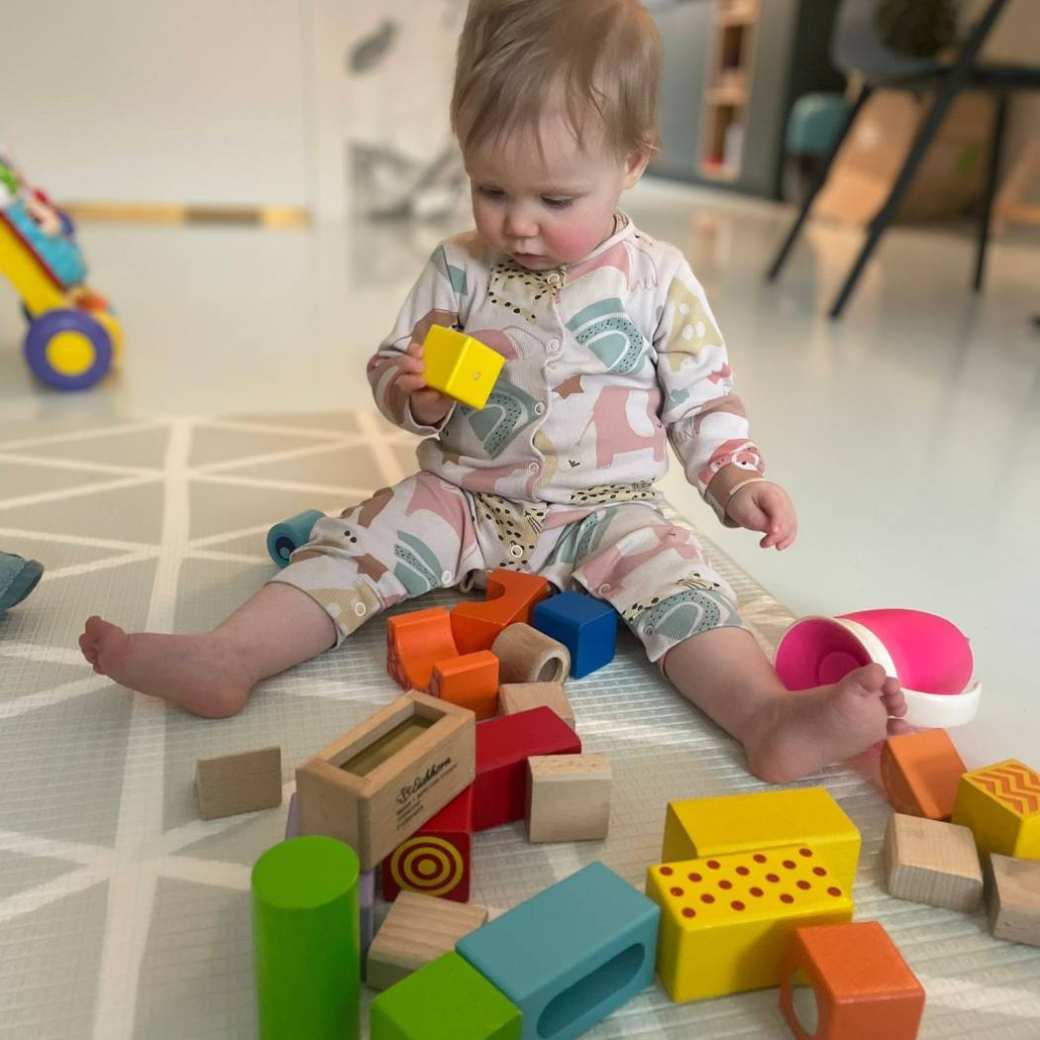 Kind speelt met blokken