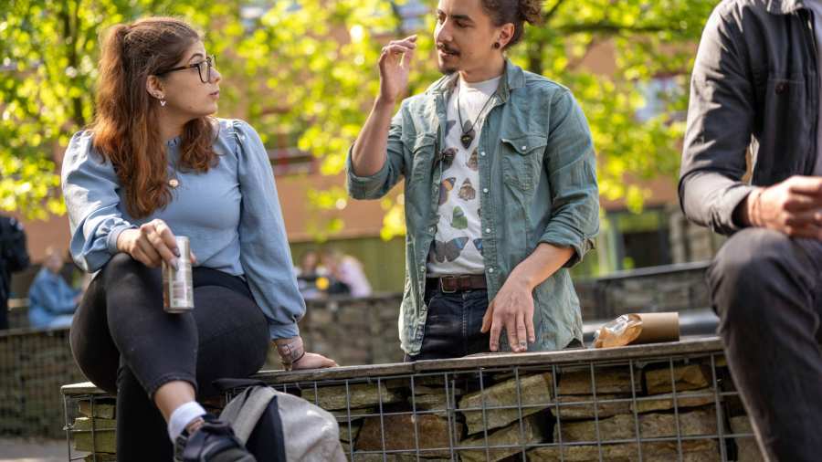 2 studenten praten buiten
