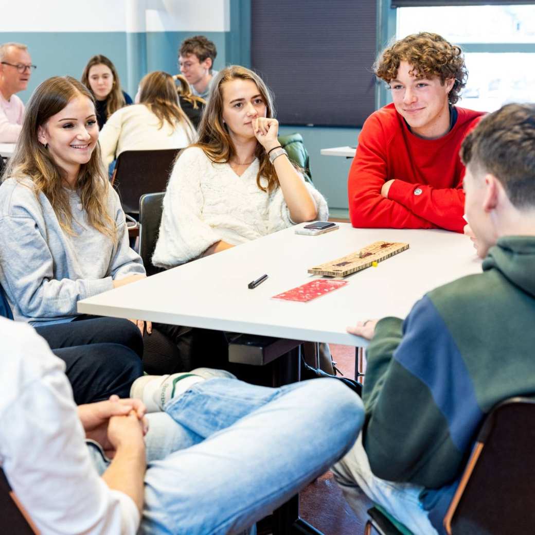 Studenten IPL luisteren naar het verhaal over armoede door een ervaringsdeskundige. Vervolgens spelen ze in groepjes, samen met de docenten en ervaringsdeskundigen, het spel Kansen Keren.