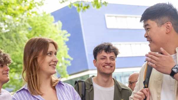 3 studenten Technische Bedrijfskunde voor de Campus Camper