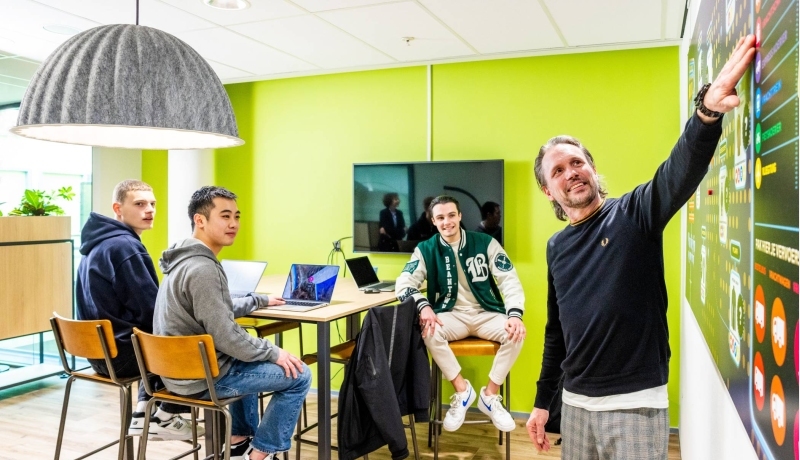 Studenten en docent associate degree Logistiek op de HAN
