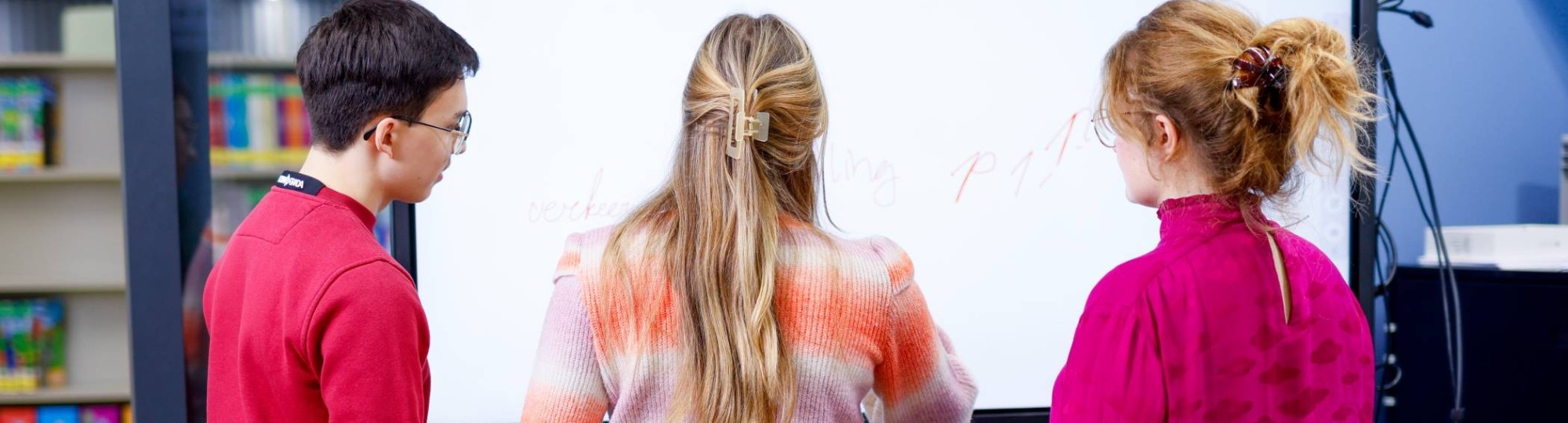 HAN Academie Educatie, Pabo, Pabo-ALO, ALPO, voltijd en deeltijd, studenten en docent kijken naar digibord in iXperium, 2024