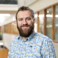 portret Thijn van Kempen Baard dragend en blauw gekleurde blouse