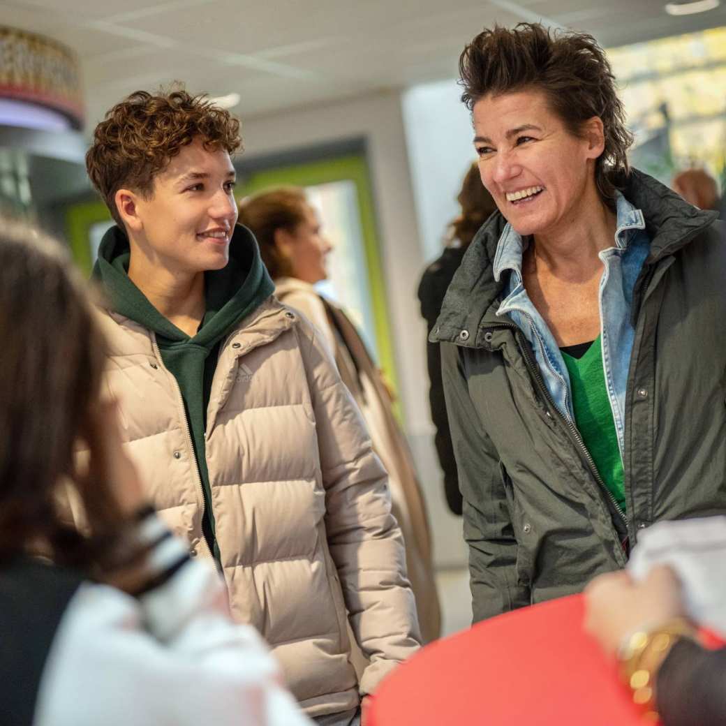 moeder en zoon op de open dag