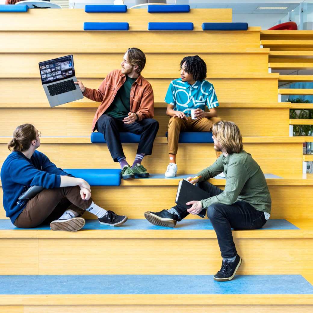 Studenten van de academie IT en Mediadesign overleggen