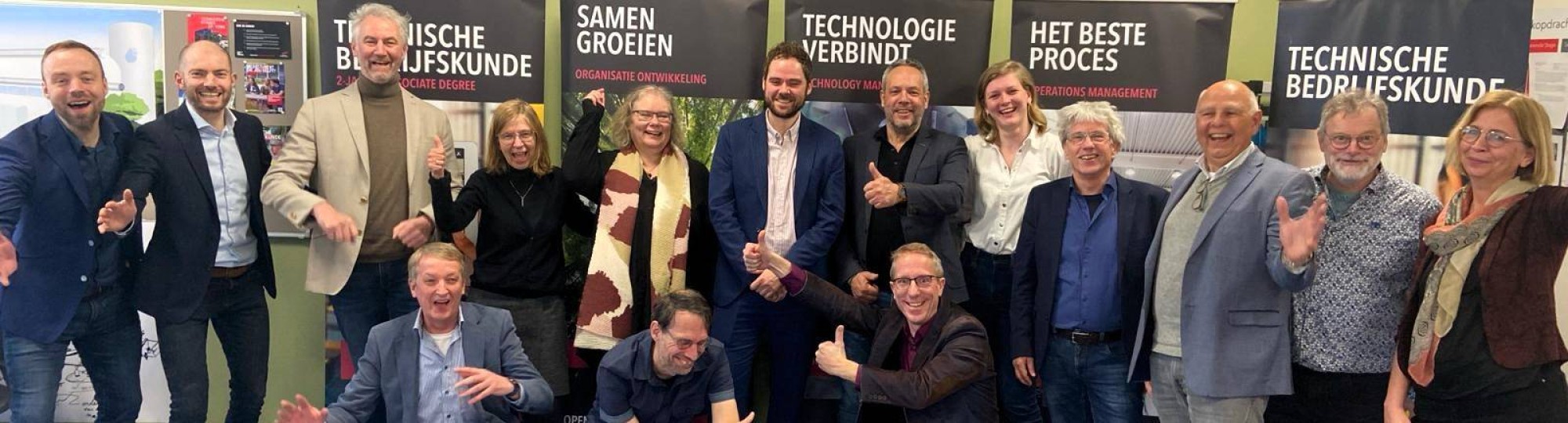 Groepsfoto tijdens de accreditatie van de opleiding Technische Bedrijfskunde van de academie Engineering en Automotive.