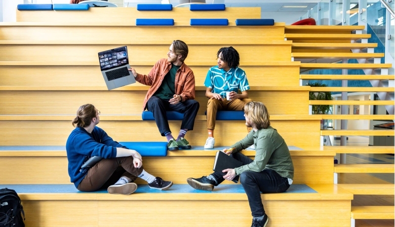 CMD deeltijdstudenten zitten op de trap