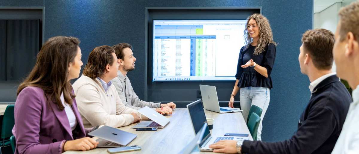 Studenten van de bachelor Commerciële Economie deeltijd, duaal in gesprek en samenwerken.