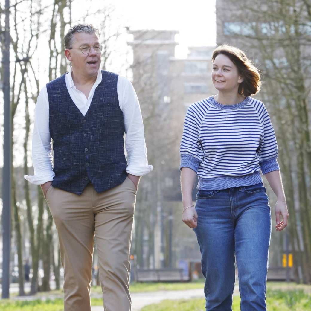 Student en docent van de master Human Capital Innovatie lopen in de pauze buiten