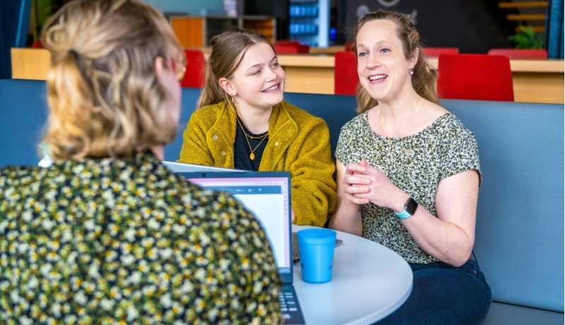 Deelnemers van de training Modeling met elkaar in gesprek aan tafel op de HAN campus.
