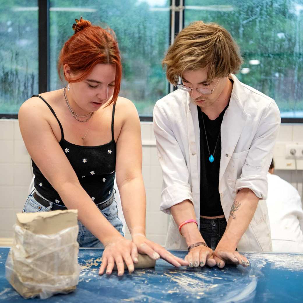 Twee studenten Beeldende Therapie werken met klei