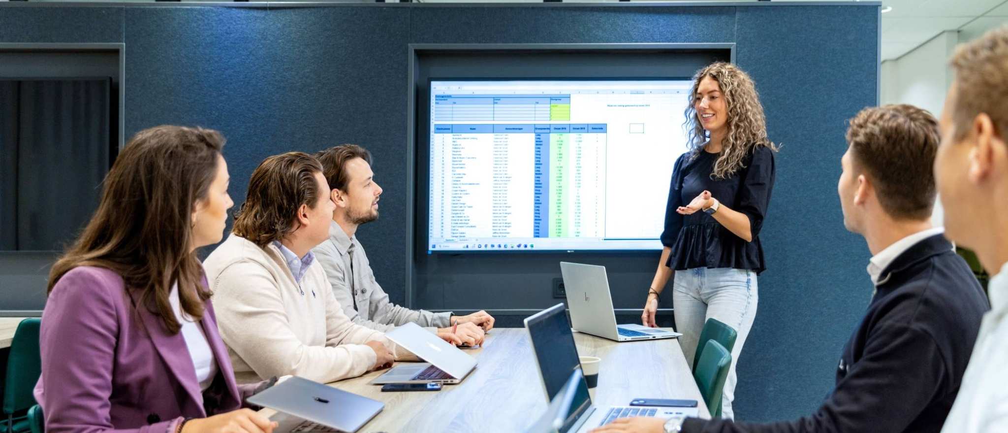 Studenten van de bachelor Commerciële Economie deeltijd, duaal in gesprek en samenwerken.