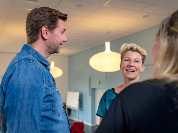 drie mensen in gesprek
