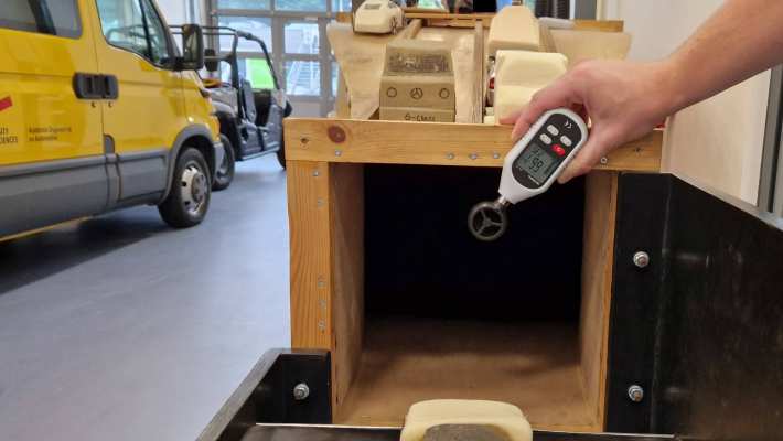 Hoe aerodynamisch is een auto eigenlijk? Door zelfgemaakte schaalmodellen in een windtunnel te testen, ga je onderzoeken welke vormgeving de minste luchtweerstand heeft. Onderdeel van eerste jaars project HAN Automotive over rijweerstanden.