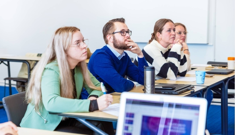 4 cursisten MDL-verpleegkundige - Vakinhoudelijk Handelen luisteren naar een presentatie.