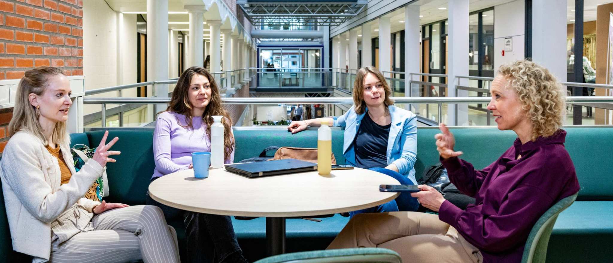 Studenten van Learning & Development tijdens hun pauze in overleg