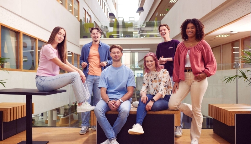 werving voltijd campagne, groepje studenten bij elkaar in K35