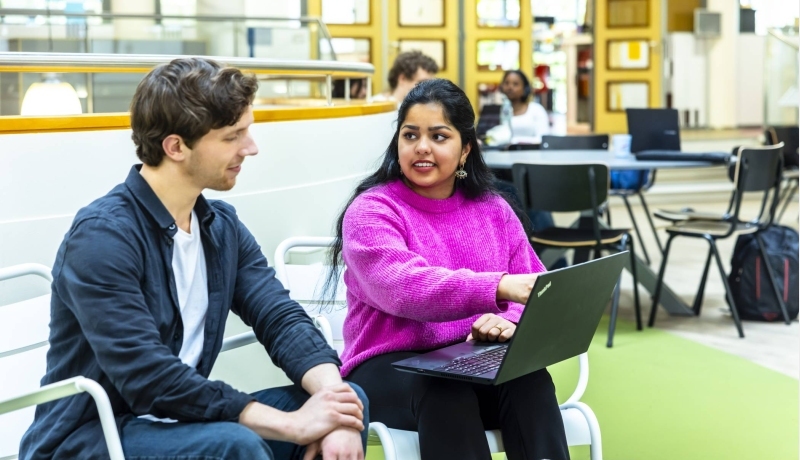 Twee studenten in overleg over hun associate degree.