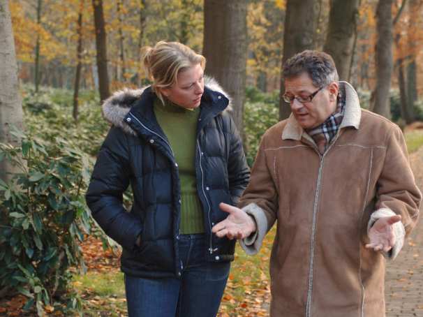 verpleegkundige wandelt buiten het ziekenhuis voor goed gesprek