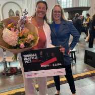 Simone Marks, winnaar van de HAN Prijs 2023 in de categorie ondersteuner, samen met Jodie Staphorst, die haar voordroeg.