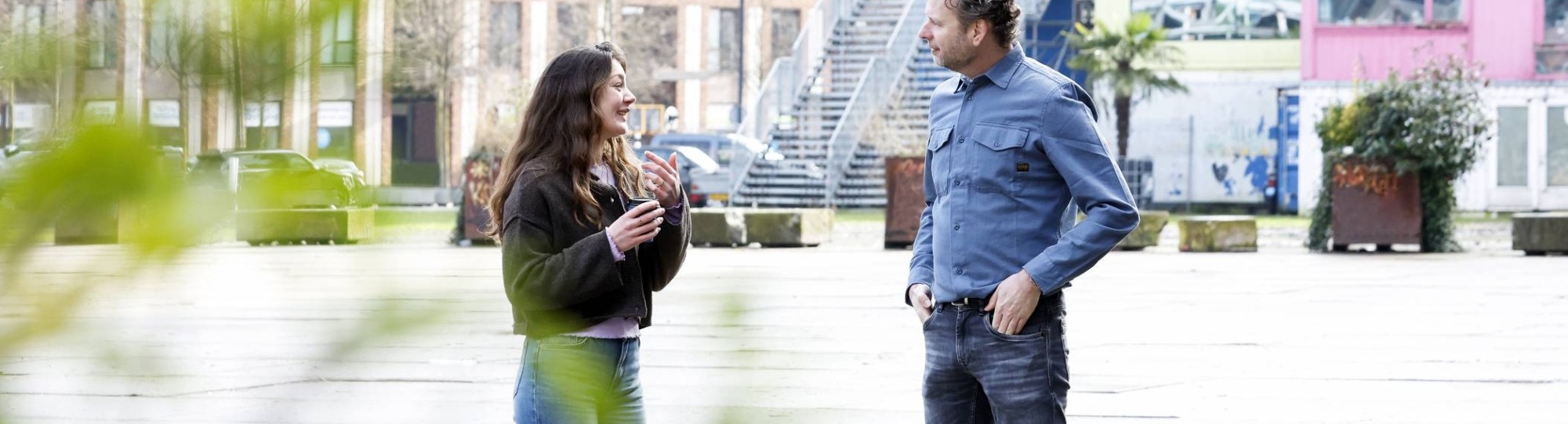 Een groepje studenten van de master Human Capital Innovation werken samen in een lokaal aan een opdracht