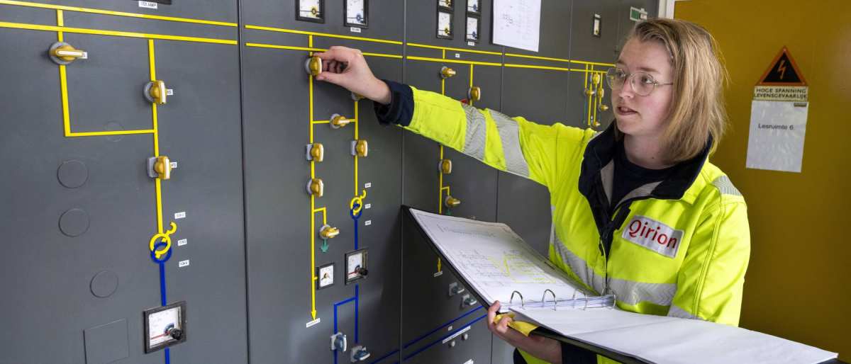 Oud-student Elektrotechniek Bianca Niekerk bij de knoppenkast van Qirion.