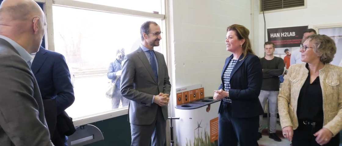 Minister Wiebes bezoekt het waterstoflab Still video