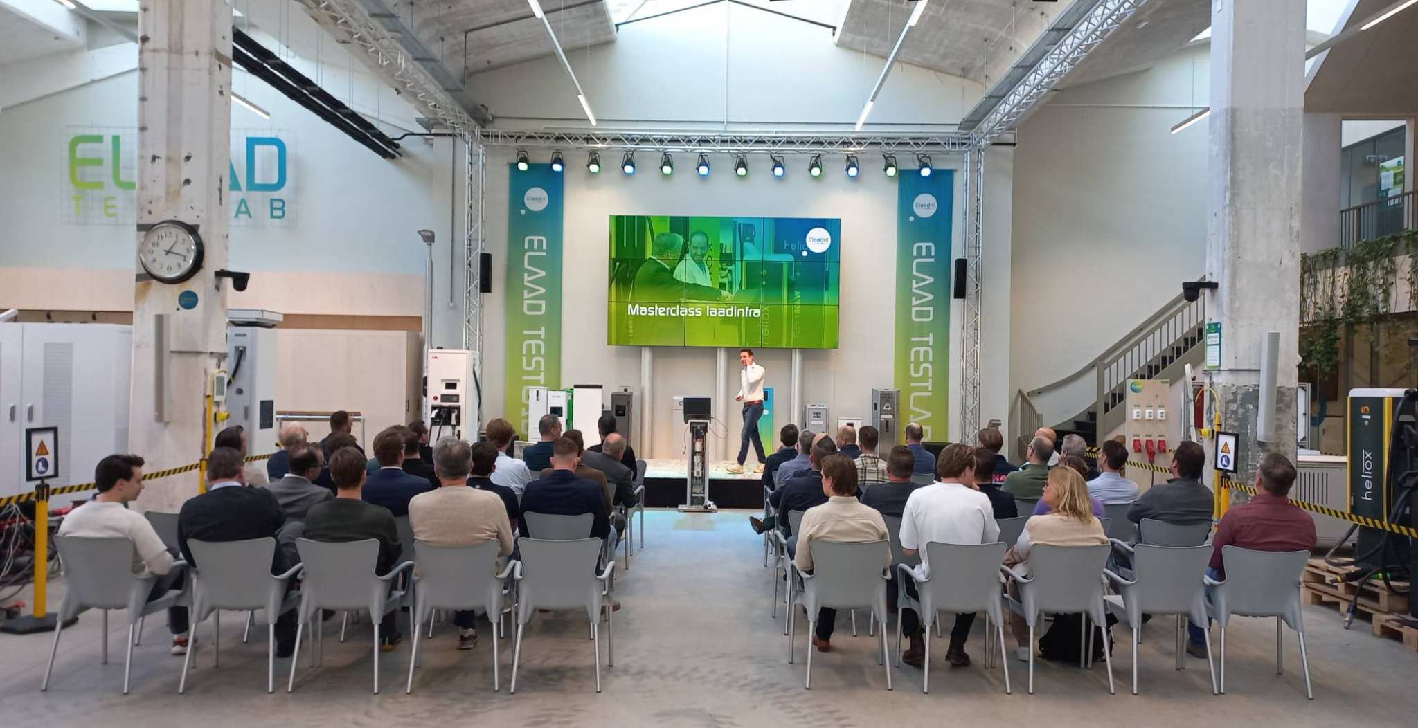 Een deel van de masterclass DC-Laadinfrastructuur werd gegeven in het Testlab van ElaadNL op Cleantech Park Arnhem