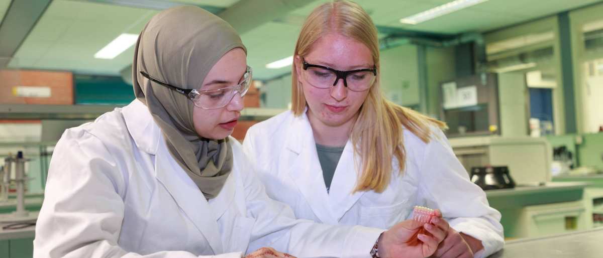 Studenten master Molecular Life Sciences Lisan Scholten en Nouhaila Belkassem tijdens een praktijkles op het lab