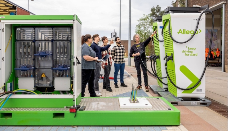 Future your Energy opleiding van Technische Bedrijfskunde associate degree. Studenten krijgen uitleg over de mogelijkheden van de energietransitie. Uitleg door docent van de HAN.