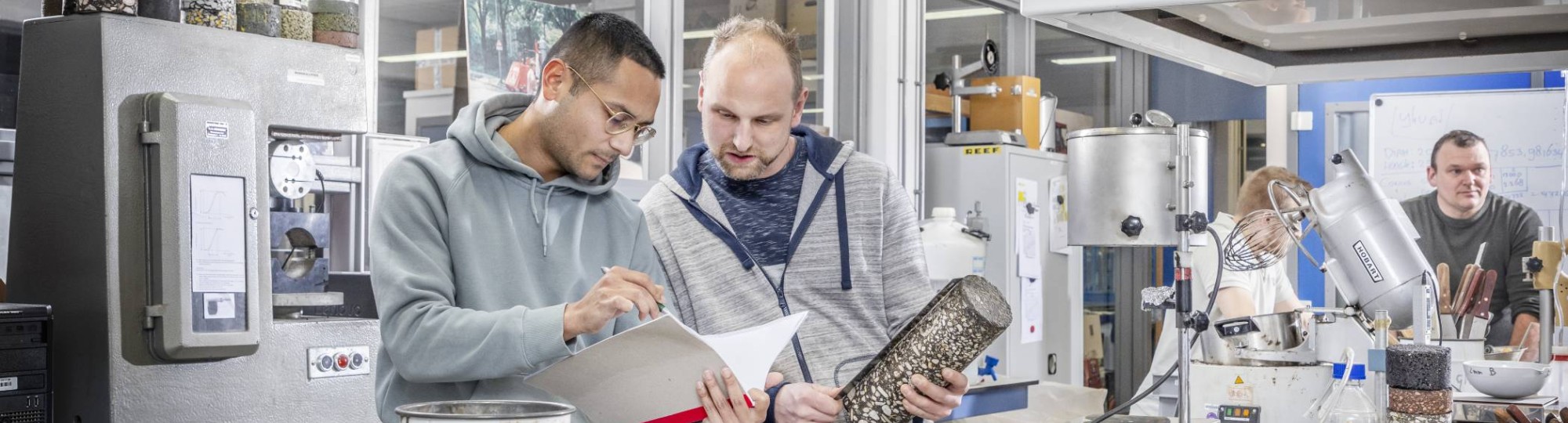 twee mannen staan in het betonlab