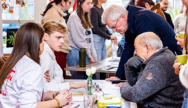 Labs en Werkplaats wijk Lindenholt-studenten-professionals en burgers aan het werk