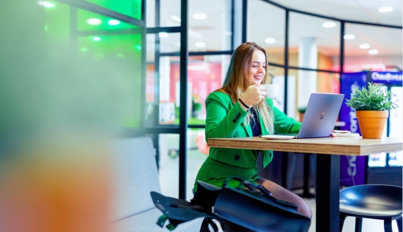 Een studiekiezer voert een adviesgesprek voor een deeltijdopleiding aan de HAN.