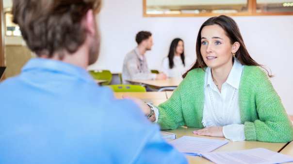 Student kijkt jongen aan