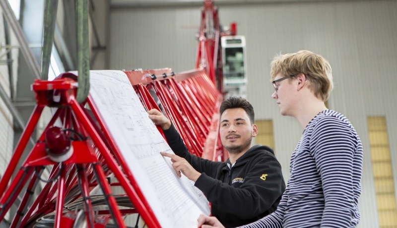 Rechtenvrije afbeelding van twee Werktuigbouwkunde studenten uit de techniekbeeldbank. Academie Engineering en Automotive. 