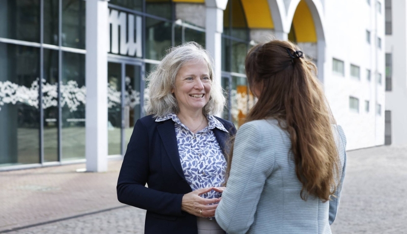 Studenten van de master Human Capital Innovatie buiten in gesprek tijdens de pauze. Urban setting. 