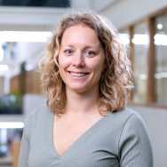 Portret van Daphne Hachmang met lichtgrijs shirt