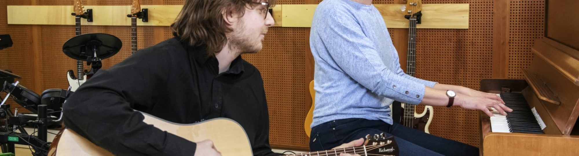 docent en student master vaktherapie maken samen muziek