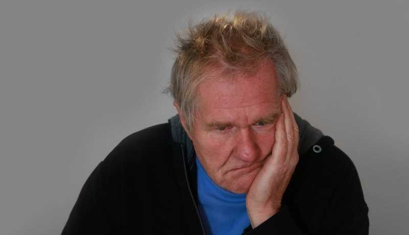 Man met dementie kijkt verward. Afasie