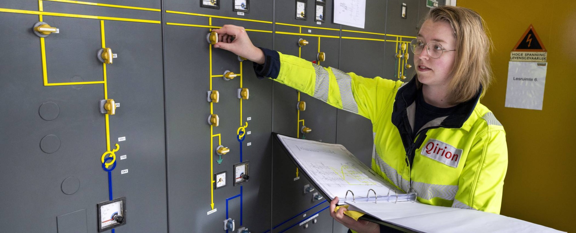 Oud-student Elektrotechniek Bianca Niekerk bij de knoppenkast van Qirion.
