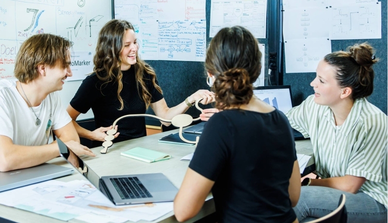Studenten die werken aan een groepsopdracht