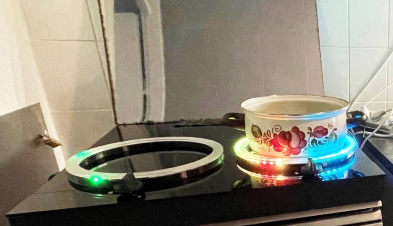 De slimme kookplaat de COOK3R met een pan op het vuur